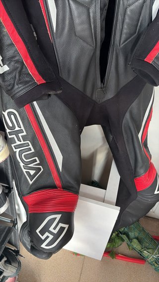 Traje y botas de moto