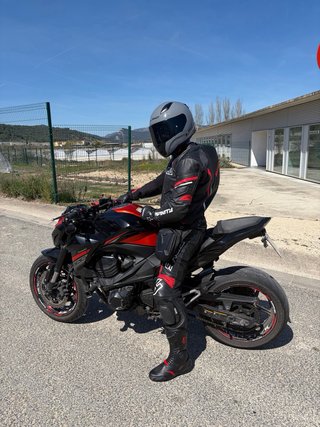 Traje y botas de moto