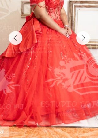 Vestido rojo de fiesta con volantes