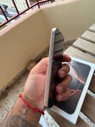 iPhone 16 Pro Dorado