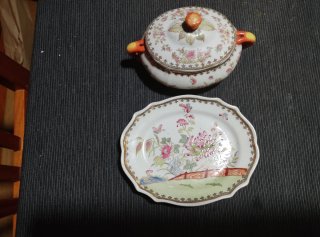 Bombonera de porcelana con tapa. Pequeña.