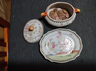 Bombonera de porcelana con tapa. Pequeña.