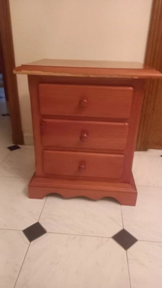 Mesa de noche de madera maciza