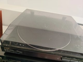 Equipo de música de cuatro elementos con plato de
