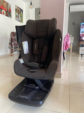 Silla de coche Nuna con base giratoria