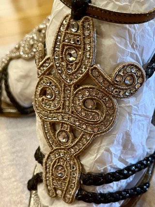 Sandalias piel  doradas con pedrería