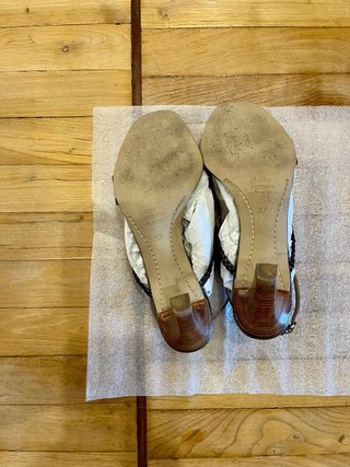 Sandalias piel  doradas con pedrería