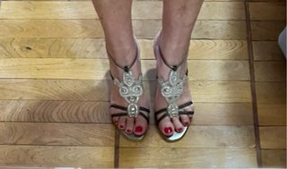 Sandalias piel  doradas con pedrería