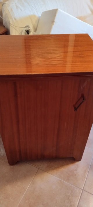 Máquina de coser con mueble de madera