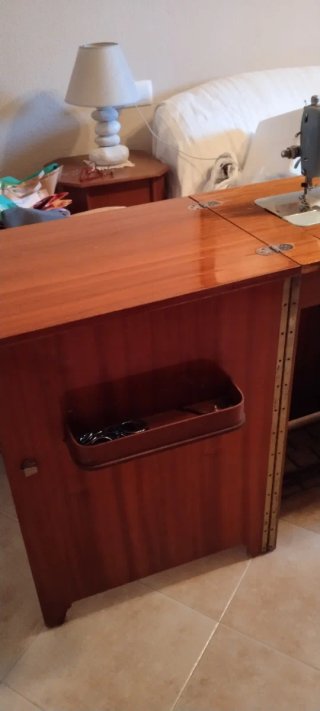 Máquina de coser con mueble de madera