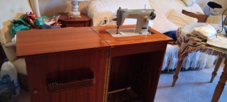 Máquina de coser con mueble de madera