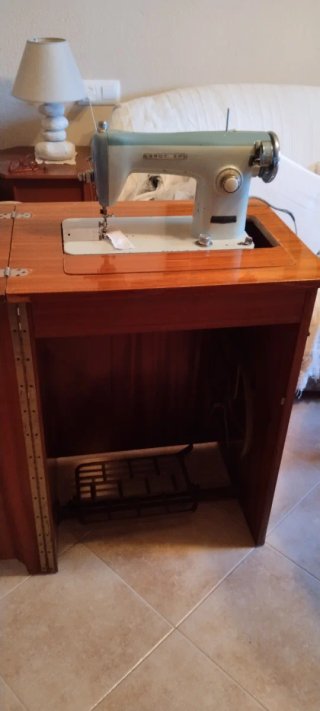 Máquina de coser con mueble de madera