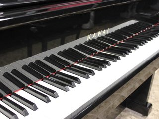 Piano Vertical Kawai US50 frontal cola igual K800