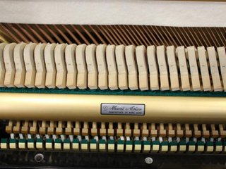 Piano Vertical Kawai US50 frontal cola igual K800