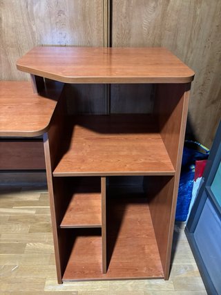 Escritorio de madera con estantería
