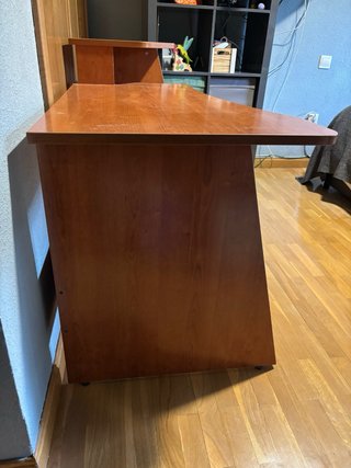 Escritorio de madera con estantería