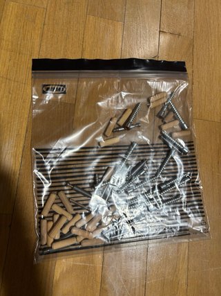 Escritorio de madera con estantería