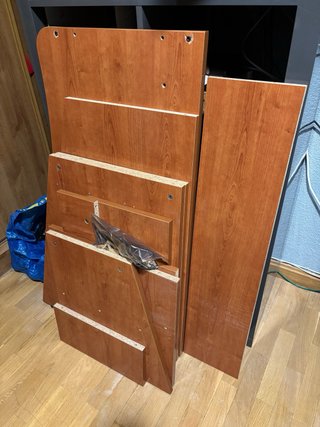 Escritorio de madera con estantería