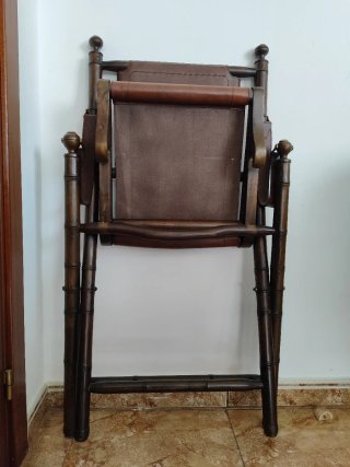 Silla de época plegable de cuero y madera