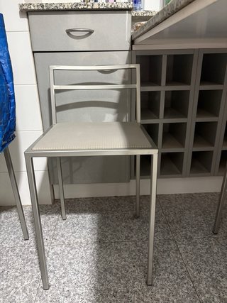 Muebles de cocina gris y blancos