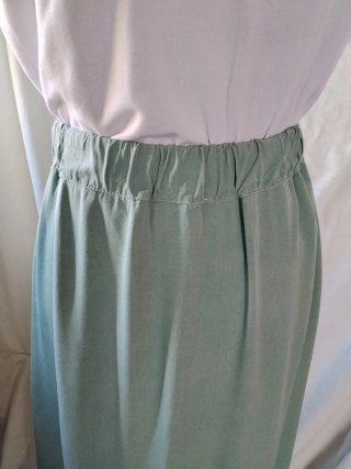 Falda larga abotonada verde