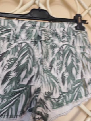 Pantaloncini donna fantasia foglie