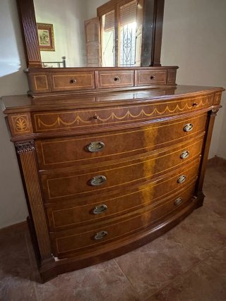 Cómoda de madera y espejo