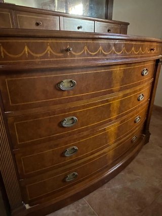 Cómoda de madera y espejo