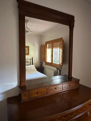 Cómoda de madera y espejo