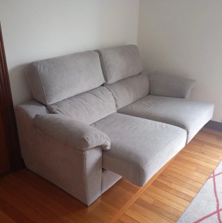Sofá de tela beige y gris