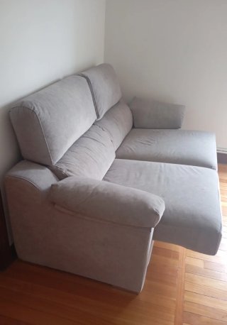 Sofá de tela beige y gris