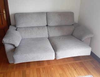 Sofá de tela beige y gris