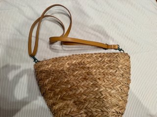 Bolso de rafia con corazón de lentejuelas