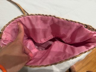 Bolso de rafia con corazón de lentejuelas