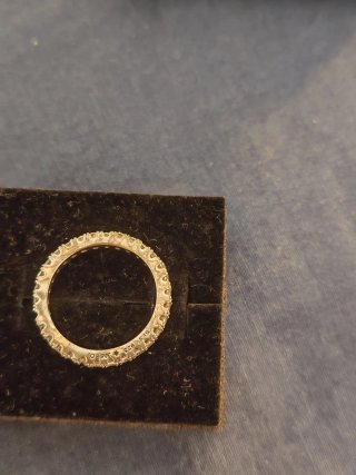 Anello con zirconi effetto diamanti