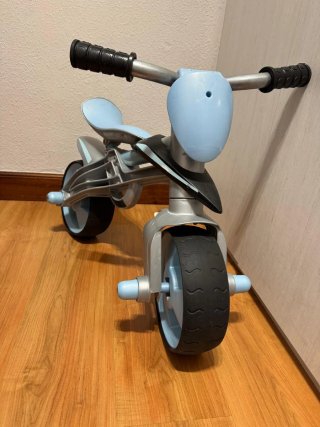 Bicicleta infantil azul, incluye casco