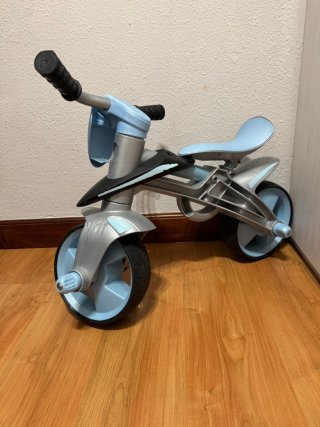 Bicicleta infantil azul, incluye casco
