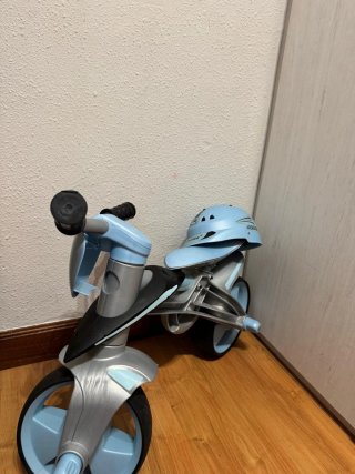 Bicicleta infantil azul, incluye casco