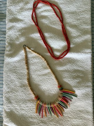 Collar de cuentas de madera y plumas