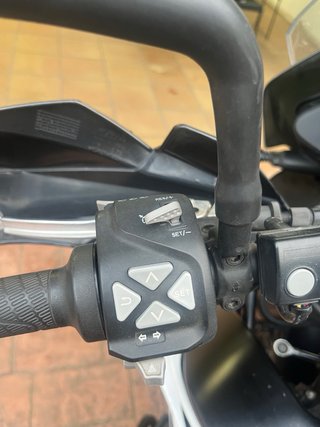 KTM 790 Adventure Moto Negra y Blanca