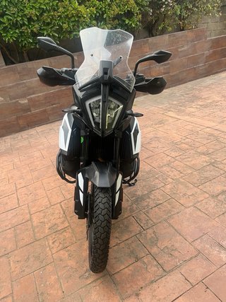 KTM 790 Adventure Moto Negra y Blanca