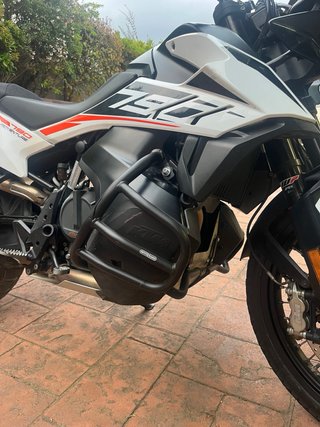 KTM 790 Adventure Moto Negra y Blanca