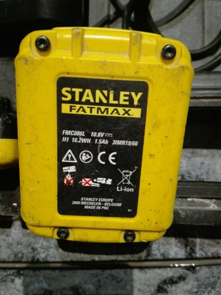 Cargador y 2 Baterías Stanley 10.8V