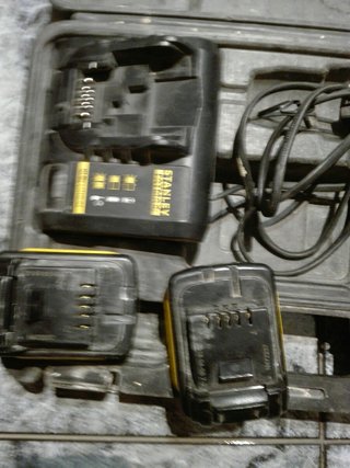 Cargador y 2 Baterías Stanley 10.8V