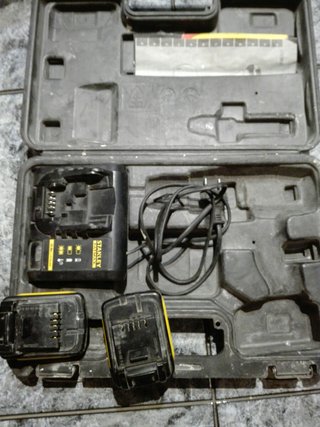 Cargador y 2 Baterías Stanley 10.8V