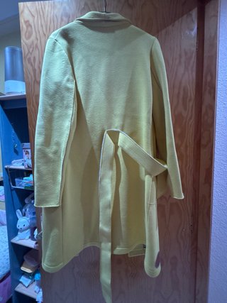 Abrigo amarillo con bolsillos