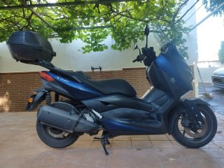 Yamaha XMAX 300 scooter azul