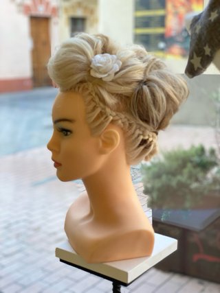 Maniquí profesional con cabello natural