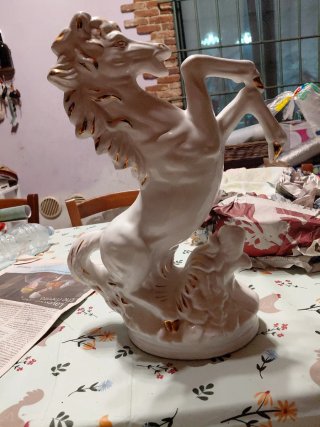Cavallino in ceramica bianco e oro
