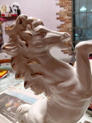 Cavallino in ceramica bianco e oro
